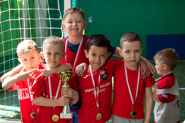 различные спортивные активности на поле: командные эстафеты, мини-турнир