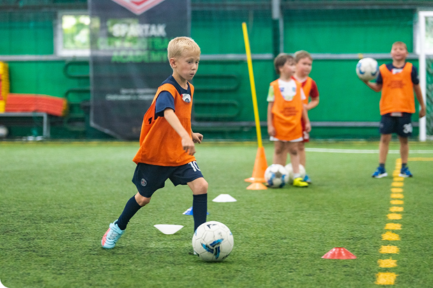 различные спортивные активности на поле: командные эстафеты, мини-турнир